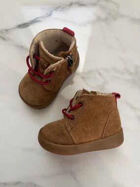 UGG Kristjan Chukka Suede Boots - Chestnut/Red - Size 2/3 (6-12M)